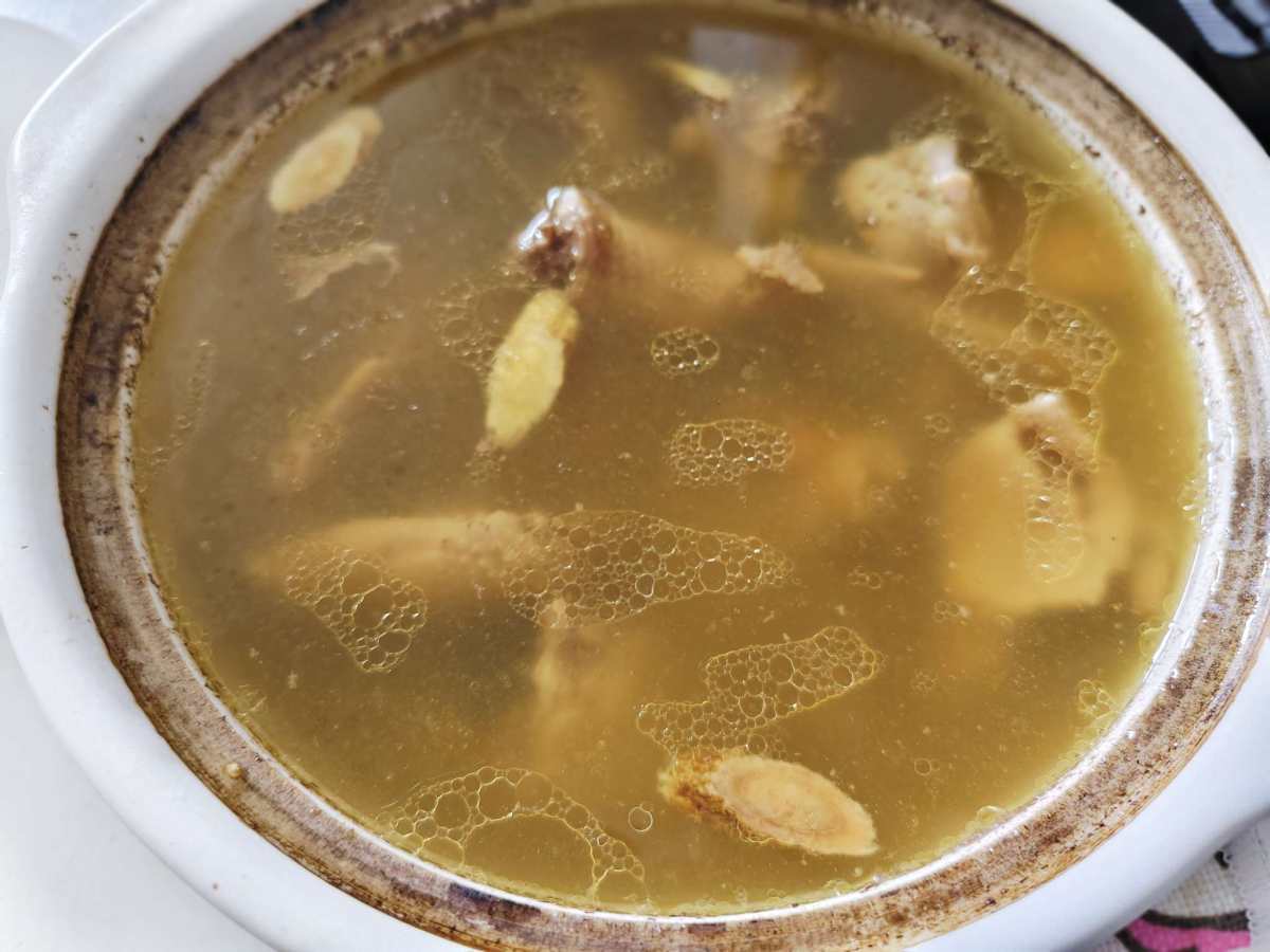 最近就是各种滋补，补的我开始上火了，这个鸽子汤。是在盒马买的