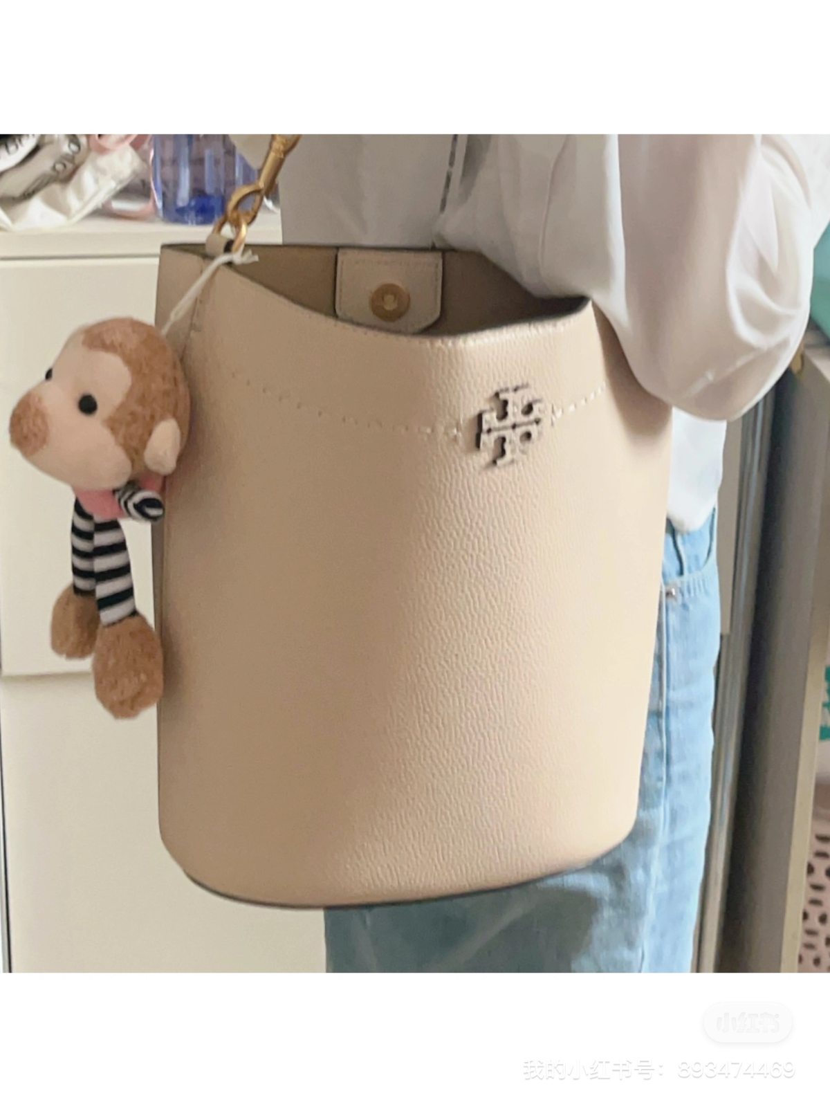 在小红书上看到秦岚背这款，刚开始以为是白色，实物有点奶咖色，