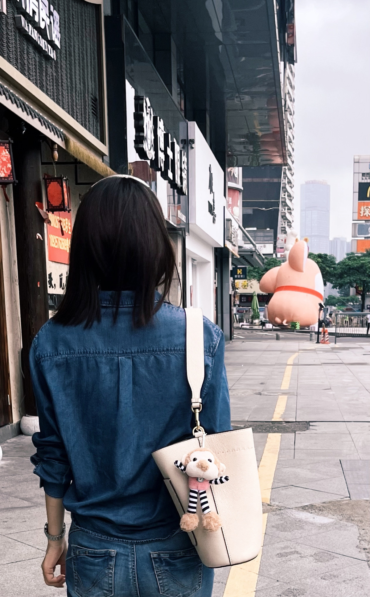 在小红书上看到秦岚背这款，刚开始以为是白色，实物有点奶咖色，