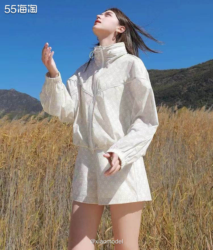 😀上周末去逛街看了很多服，没啥满意的，只能回来网购~  �