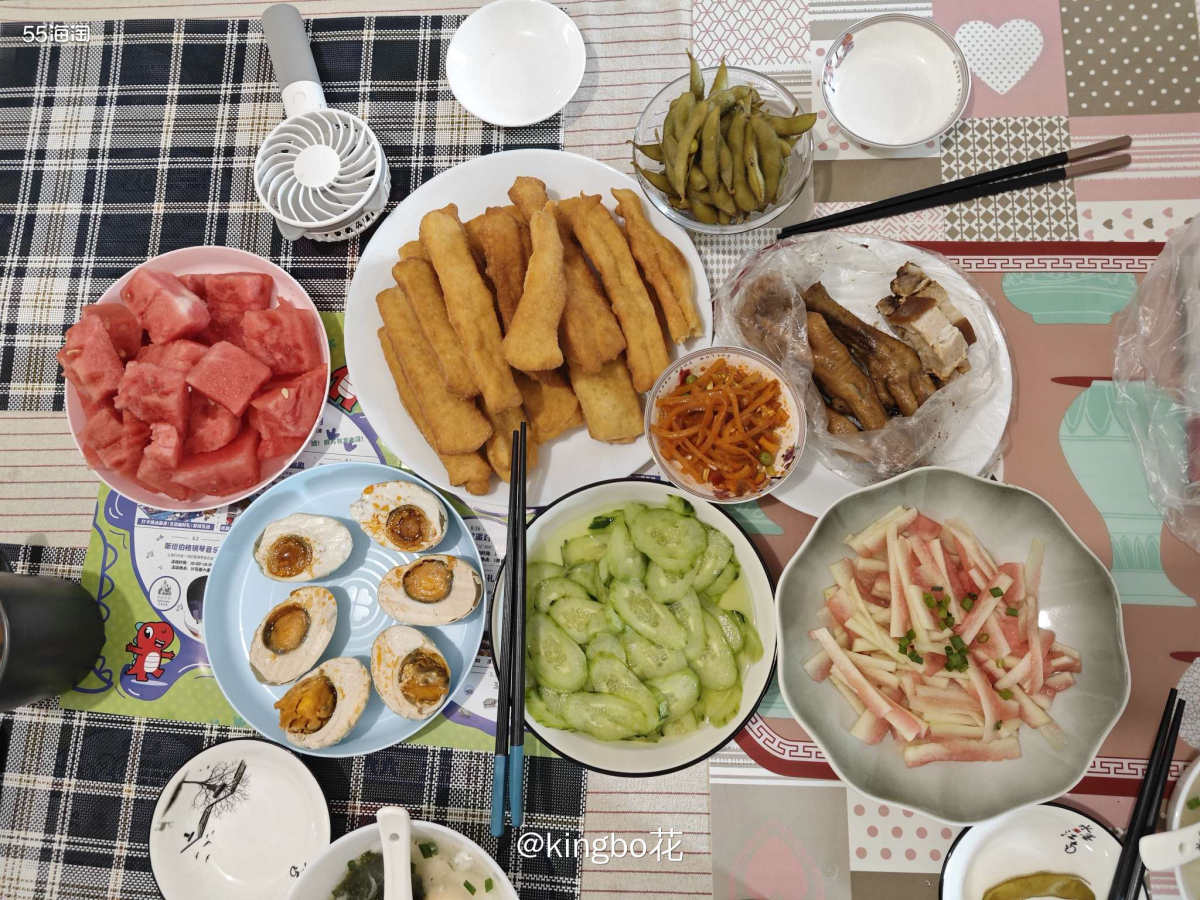 简单又丰盛的早餐，水果鸭蛋和面食也都有啦  最近体重飙升，主