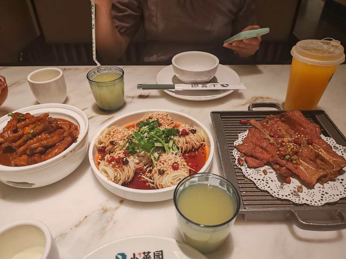 周末下午和闺蜜瞎浪一下午，最终晚餐去了八佰伴的小菜园解决的，