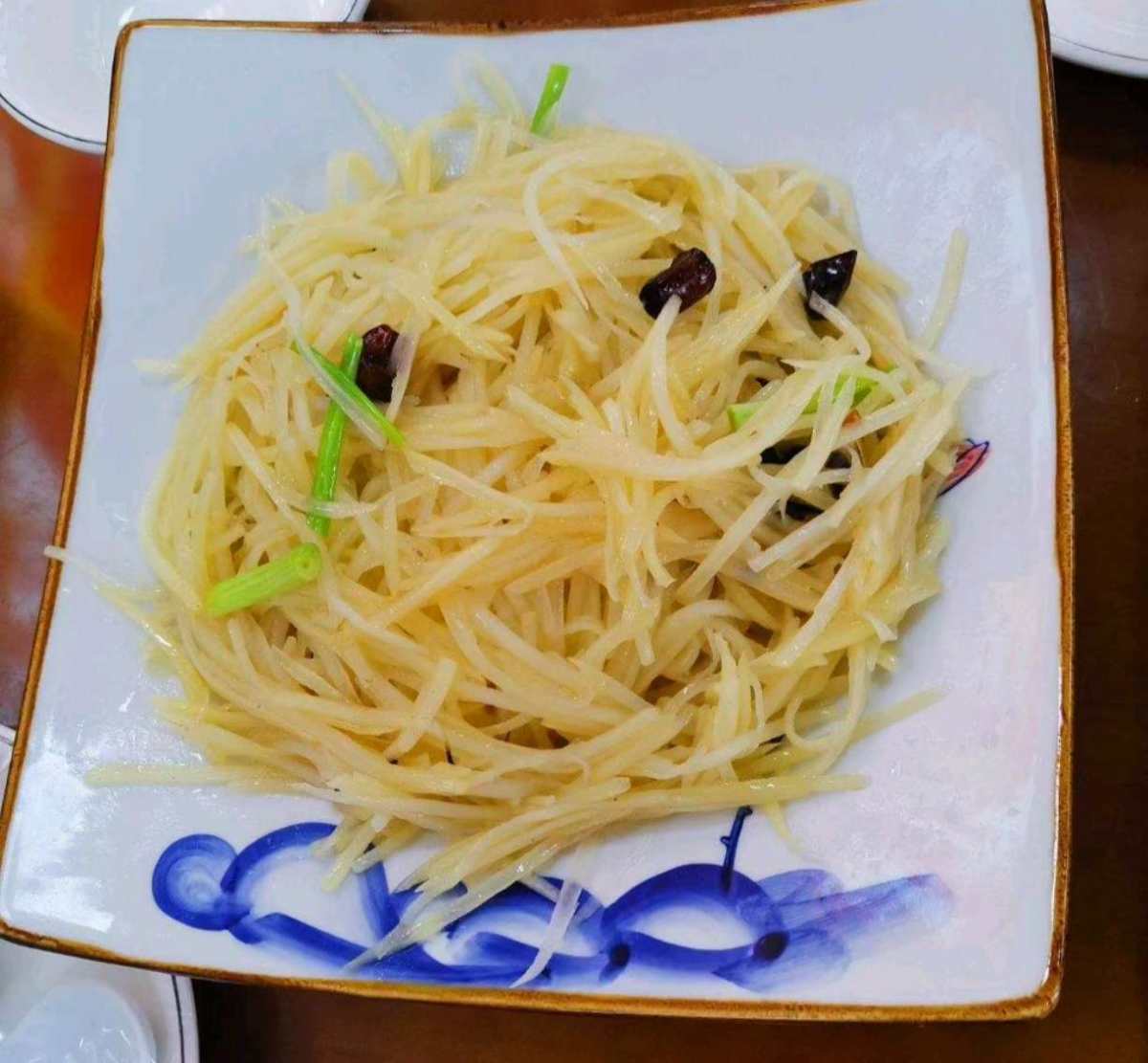 逛到绍兴文理学**附近，正好也到了吃饭的点，肚子也饿了，就在