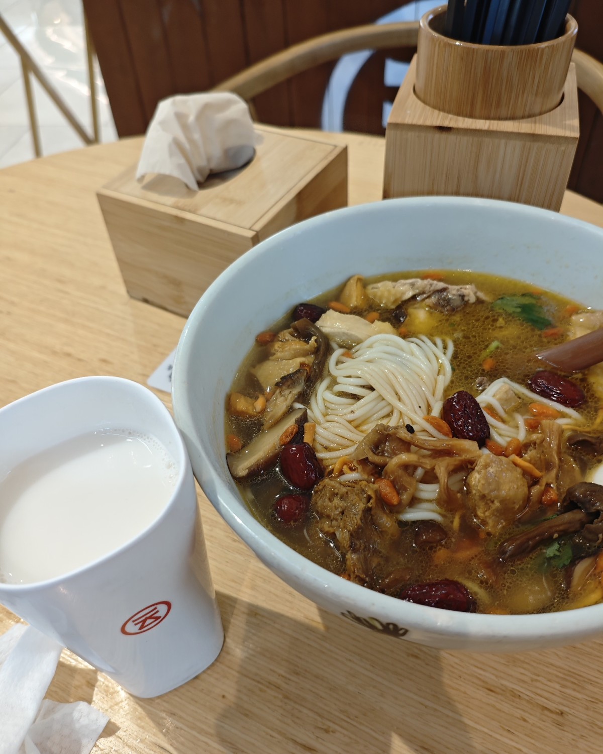 昨天一个人带娃去万达广场看马戏表演，顺便在那边吃饭了，考虑到