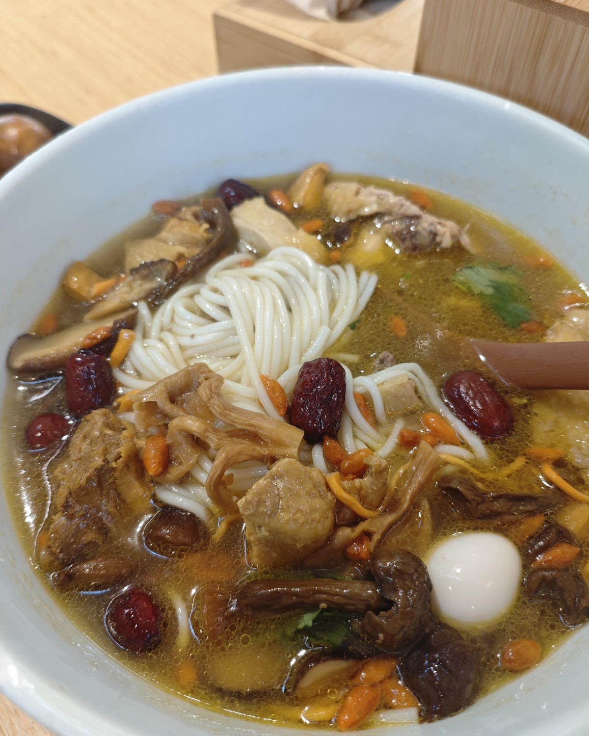 昨天一个人带娃去万达广场看马戏表演，顺便在那边吃饭了，考虑到