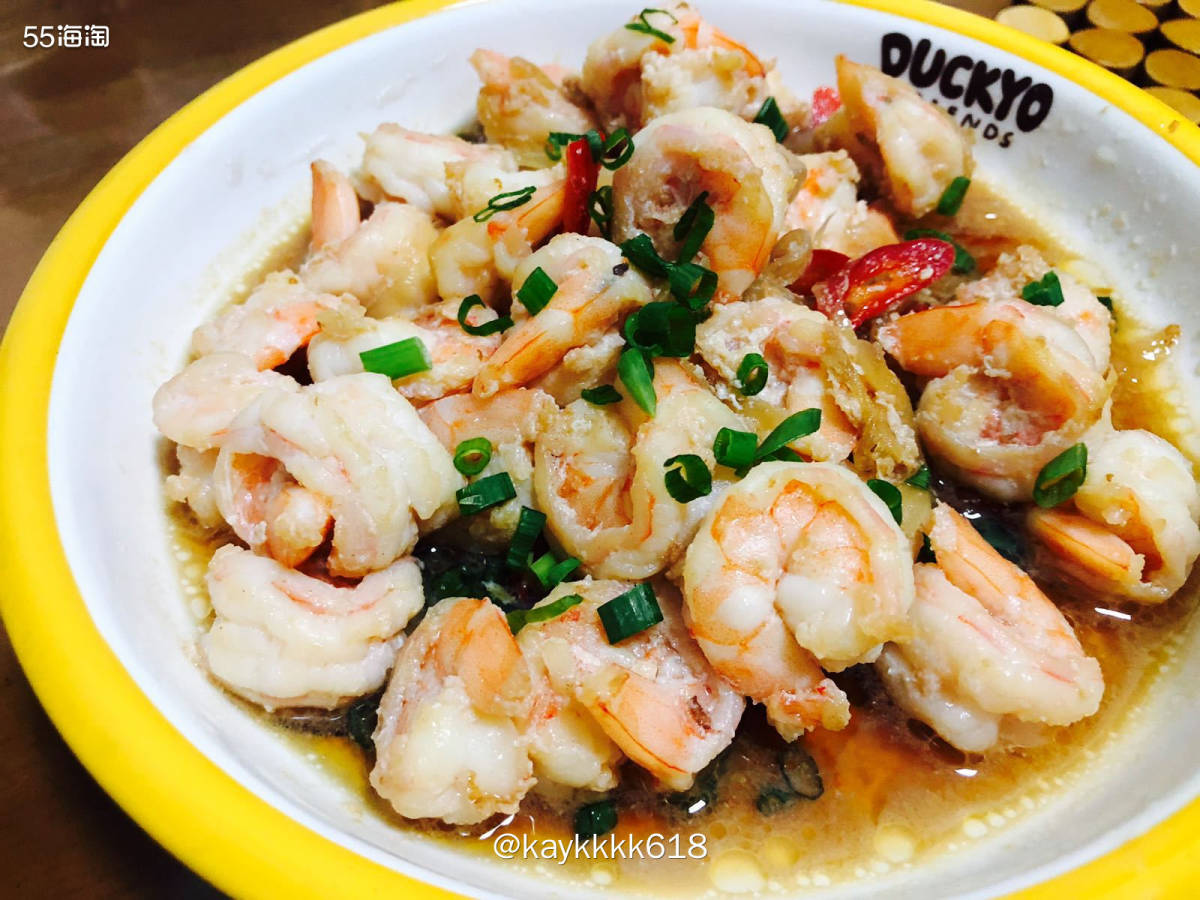 加班回来饿惨了😂麻麻给留了汤和菜今天有大虾🍤也太棒了！洋