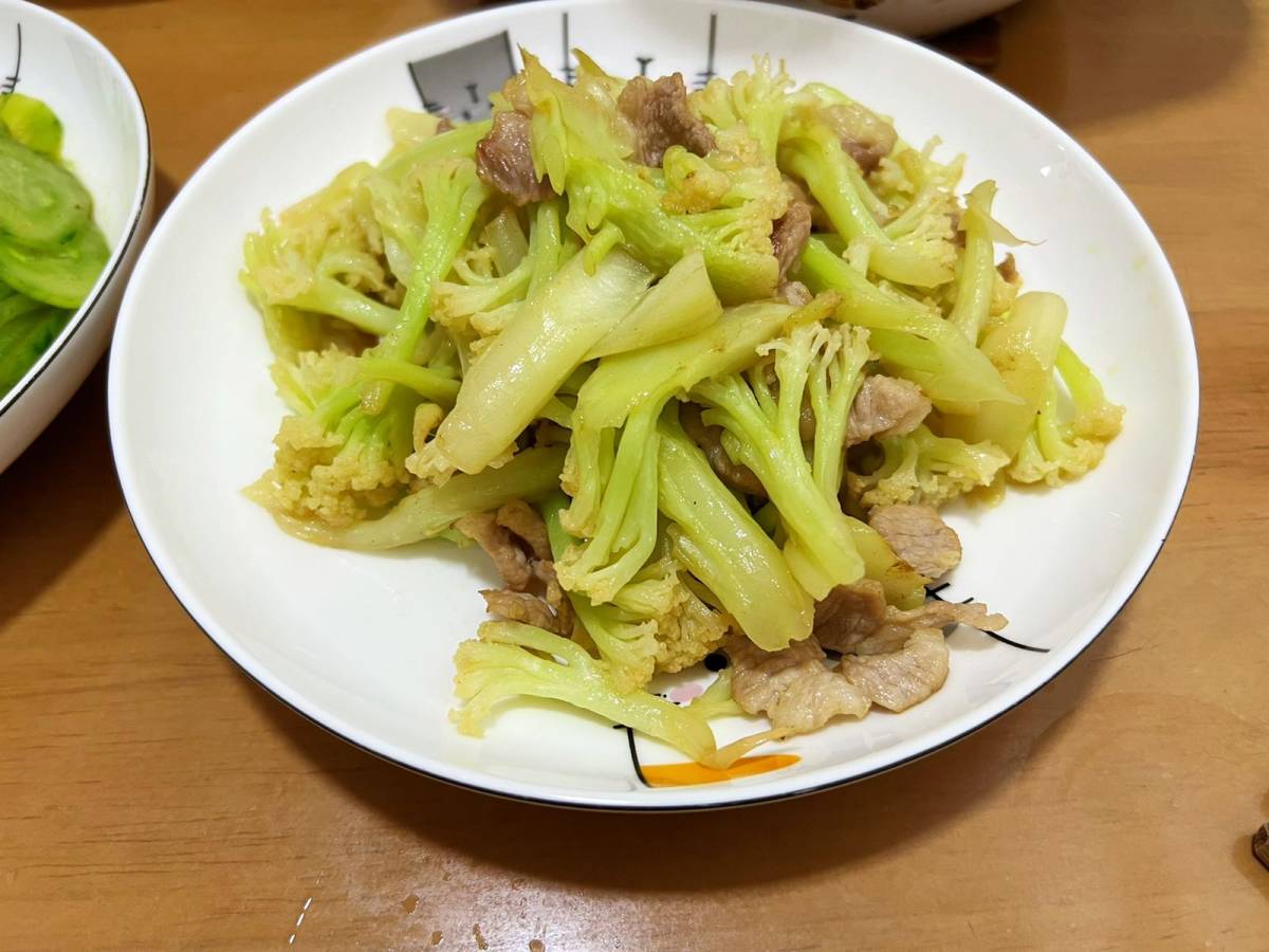 人家都是剁椒蒸鱼头，我们做剁椒炖鱼头，因为锅底还可以放金针菇