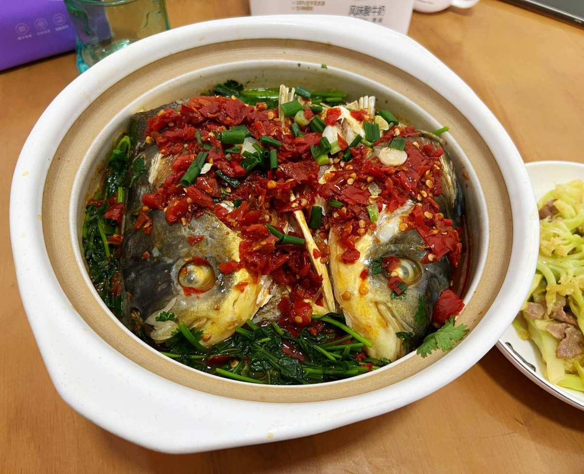 人家都是剁椒蒸鱼头，我们做剁椒炖鱼头，因为锅底还可以放金针菇