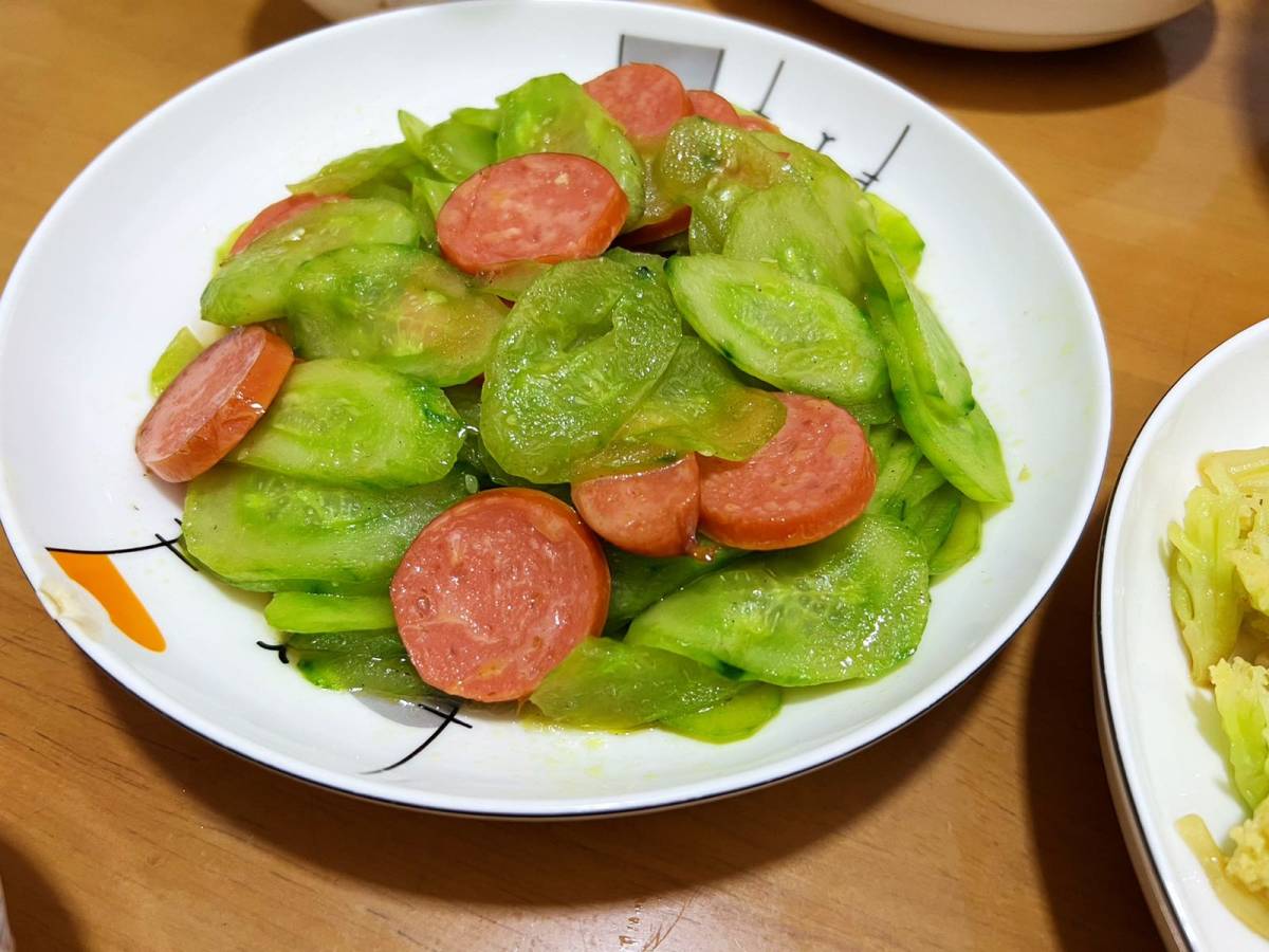 人家都是剁椒蒸鱼头，我们做剁椒炖鱼头，因为锅底还可以放金针菇