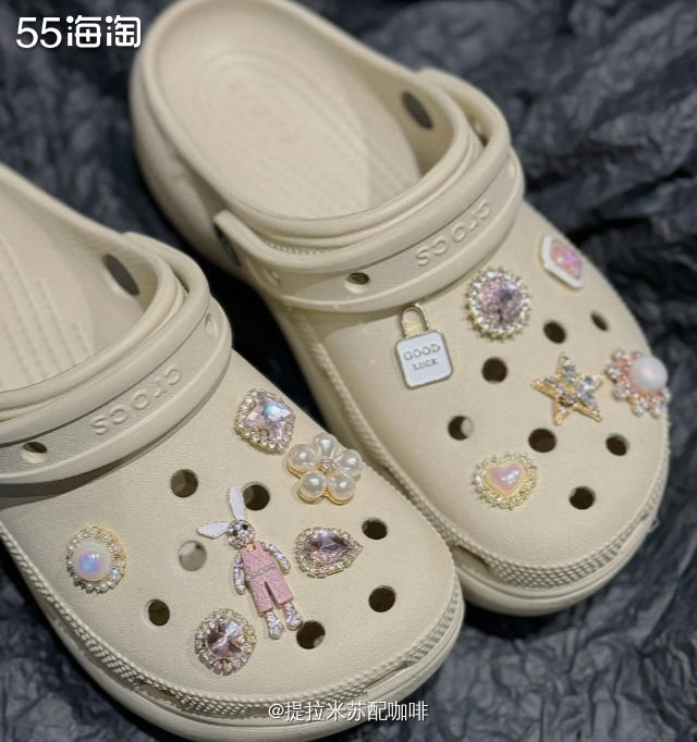 云朵真的很火爆~买了这么多，自己也穿一双云朵，真的很百搭~ 