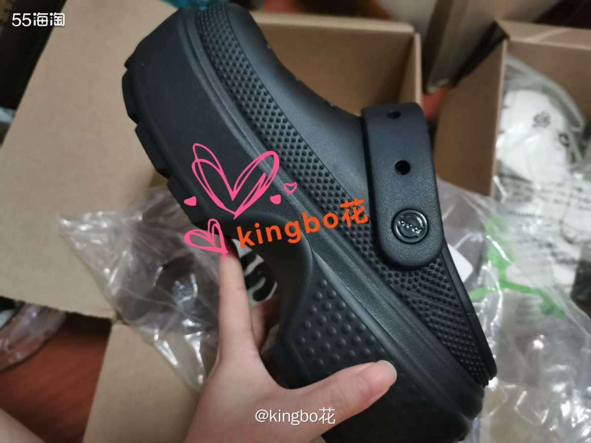 继续开箱卡洛施雪屋洞洞鞋，今年买的不多  crocs经常有5