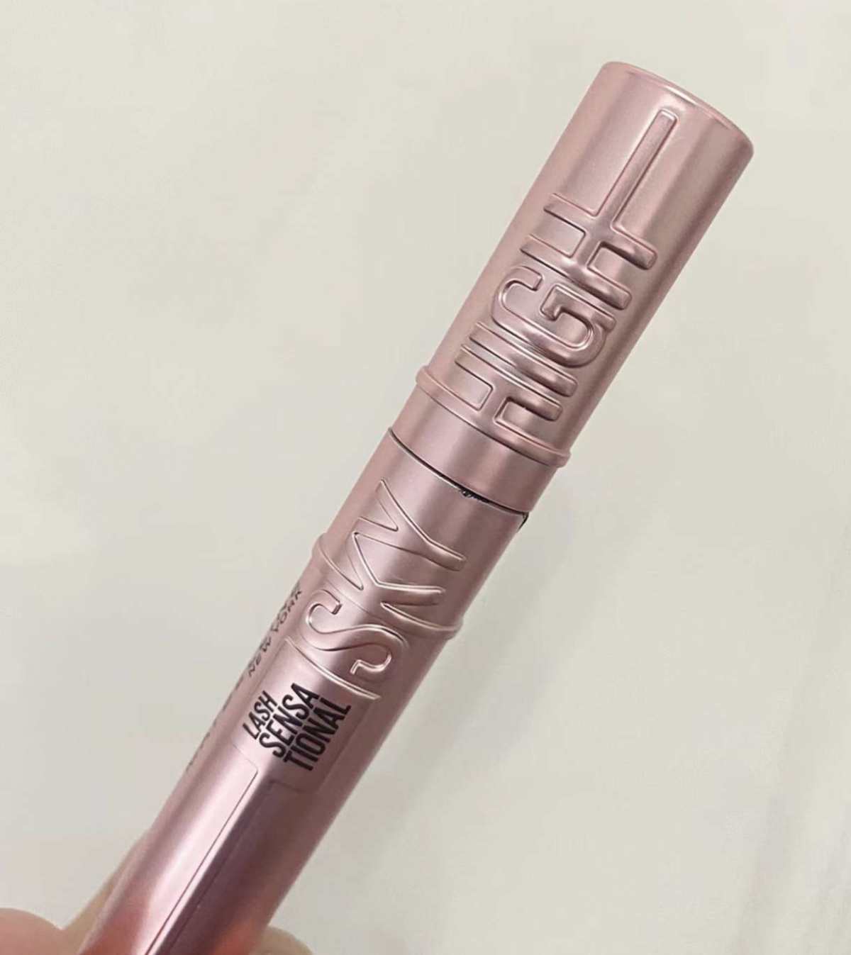美宝莲里面我推荐的单品是一定有它家的睫毛膏的，属于性价比很高