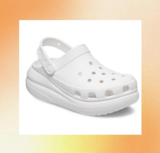 感觉大家鞋柜里都有一双crocs洞洞鞋吧，毕竟之前50两双的