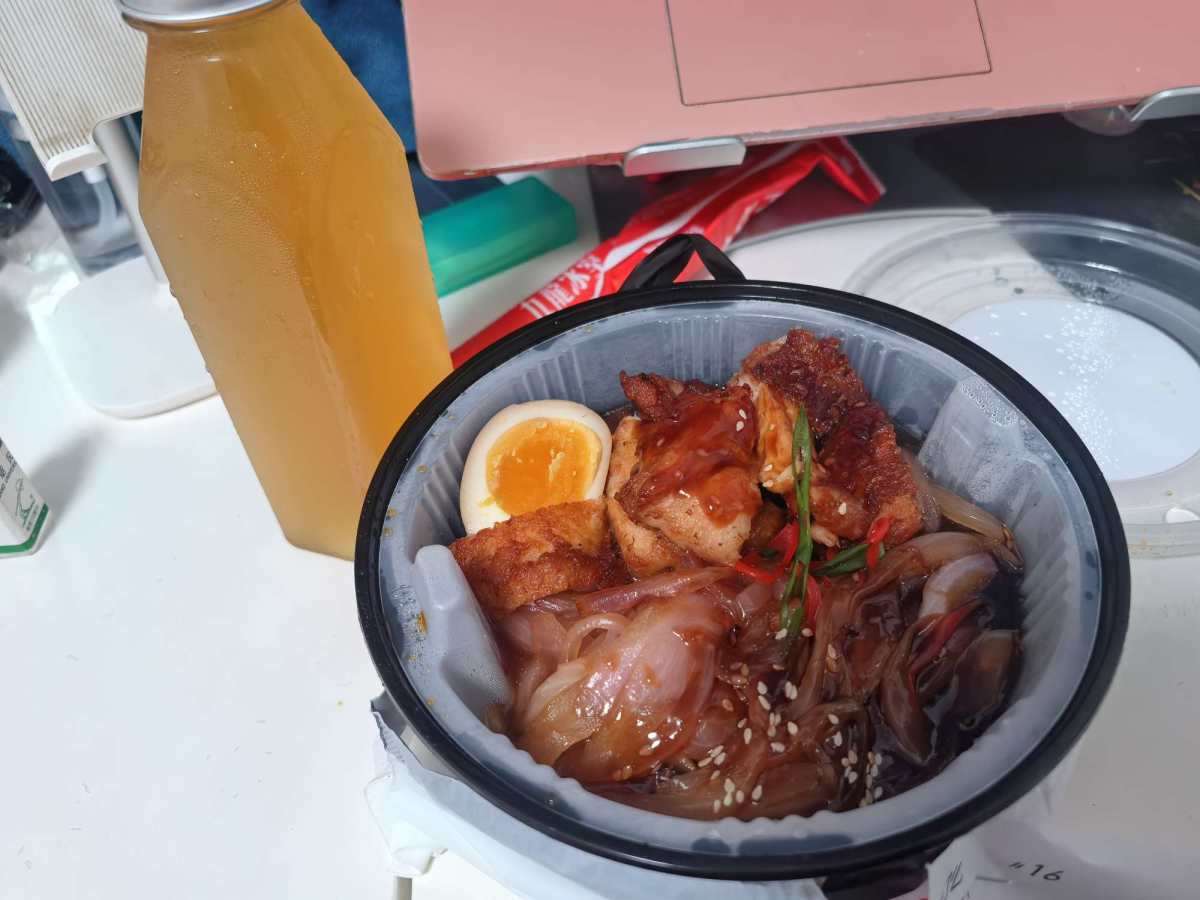 今天中午吃的是这一个，照烧鸡扒饭。 是在美团外卖点的。 点进