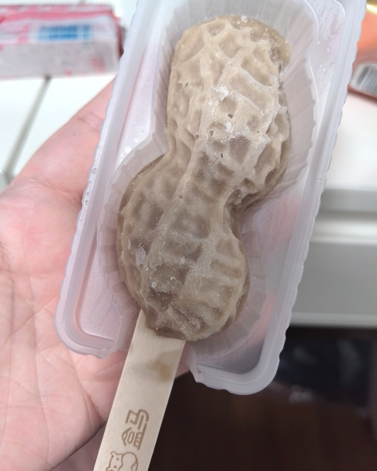 这个我是在和妈买的，一根是9块钱。 味道是花生酱加脆巧克力的