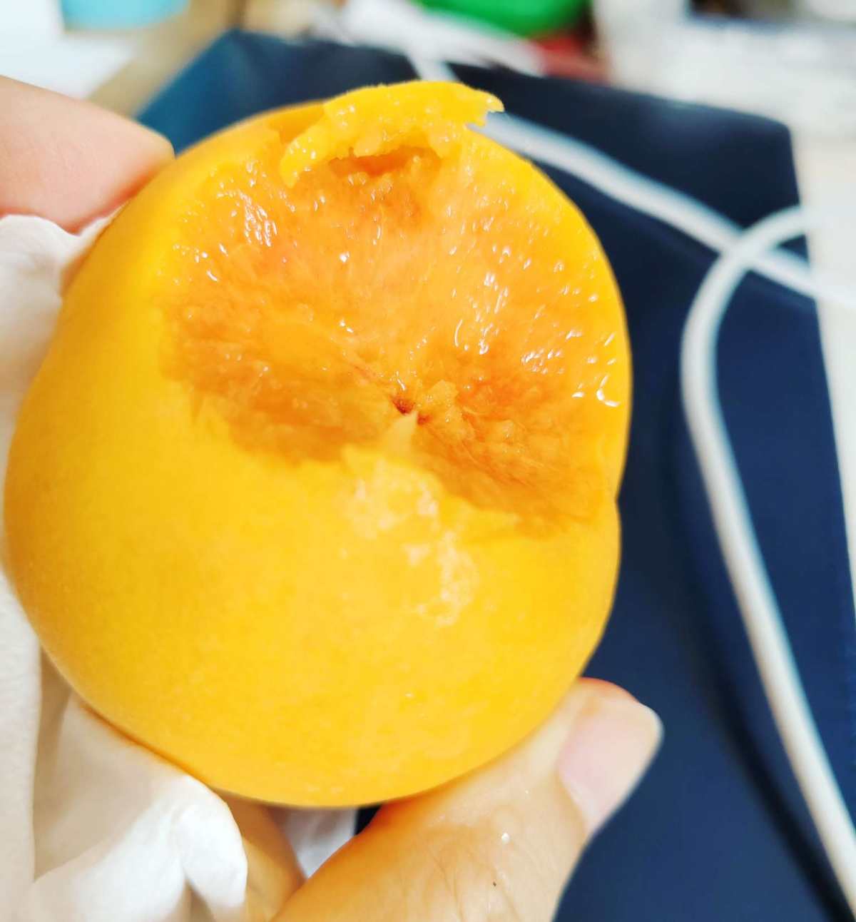 京东上买的桃子。虽然个头不大，但是很甜。就算硬硬的都是甜味。