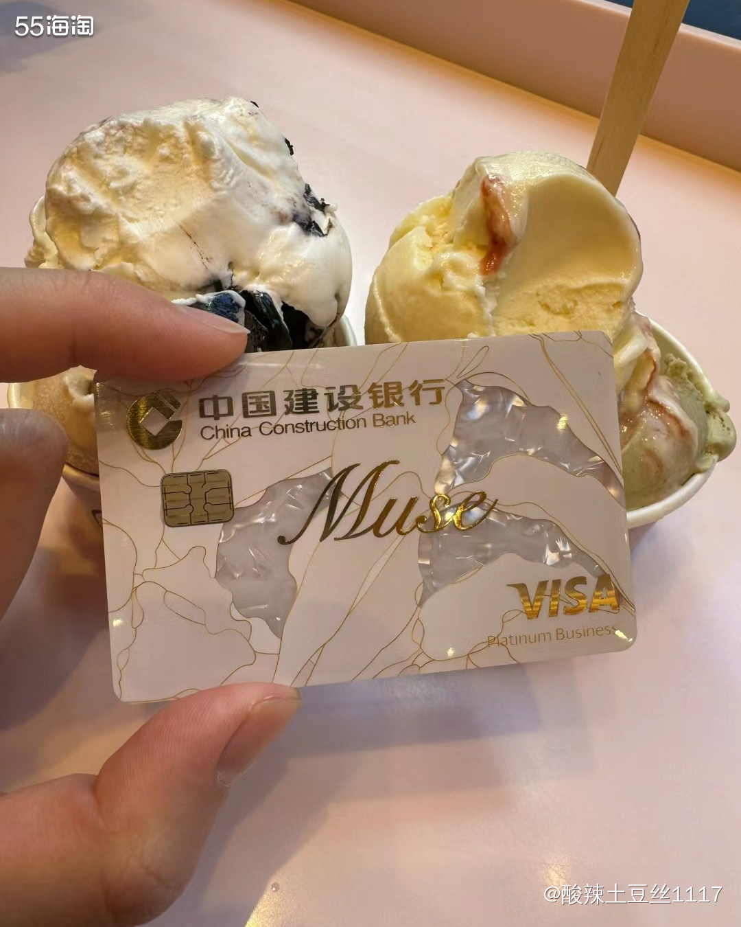 这张卡第一眼看到就觉得颜值很高，一打开银行的公众号我才发现他