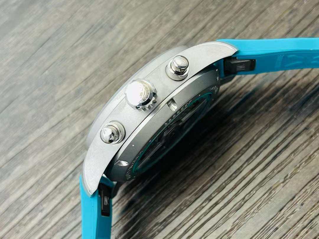 IWC万国飞行员新系列腕表手表，蓝色的聚酯表带简直是骚气十足