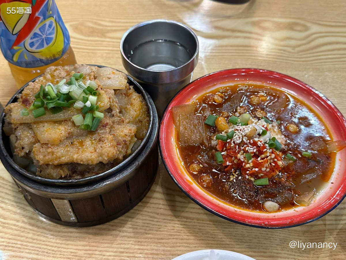 公园楼下的一家川味小吃店，有好味的成都串串🍢，此外店里还有