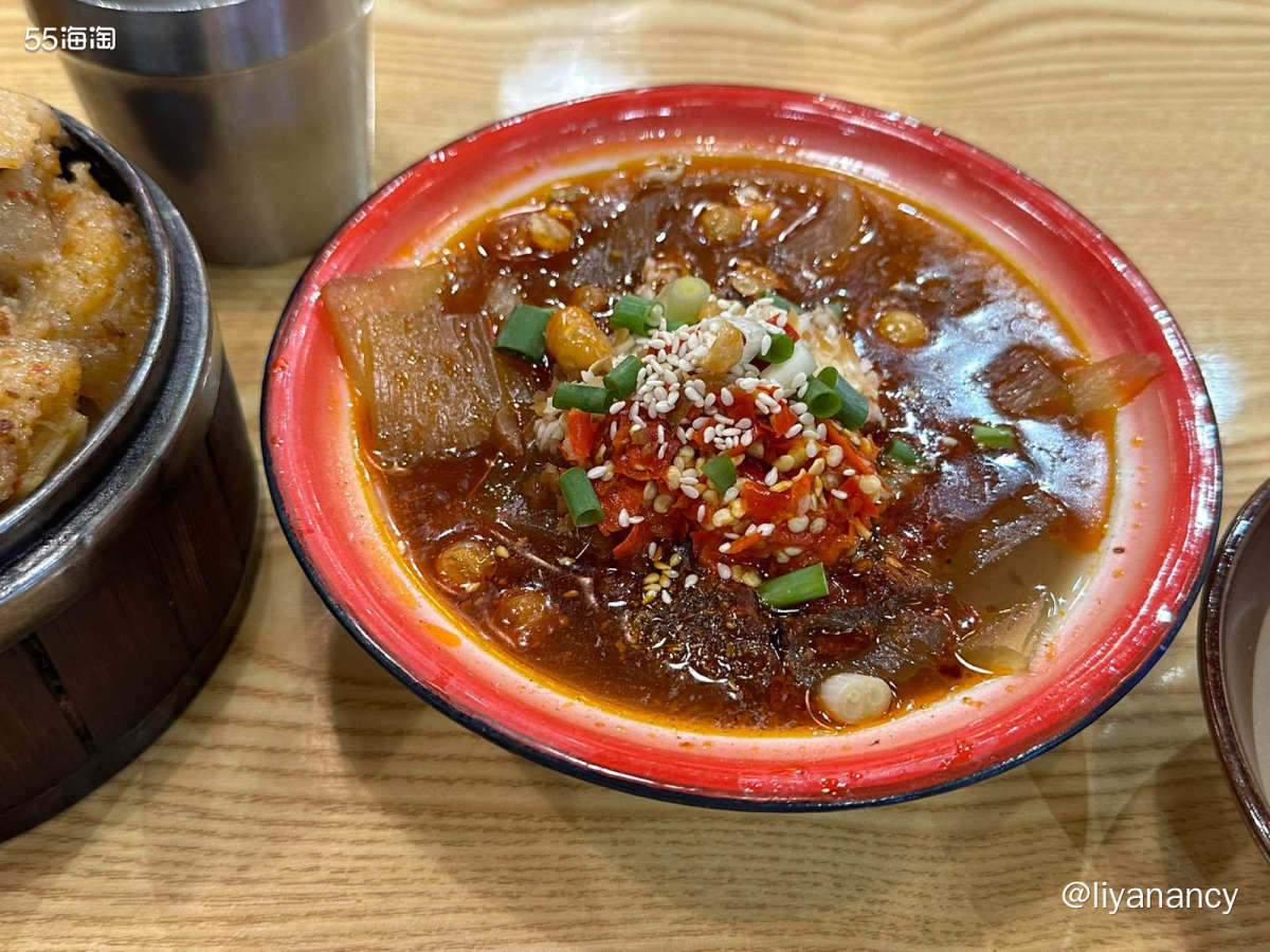 公园楼下的一家川味小吃店，有好味的成都串串🍢，此外店里还有