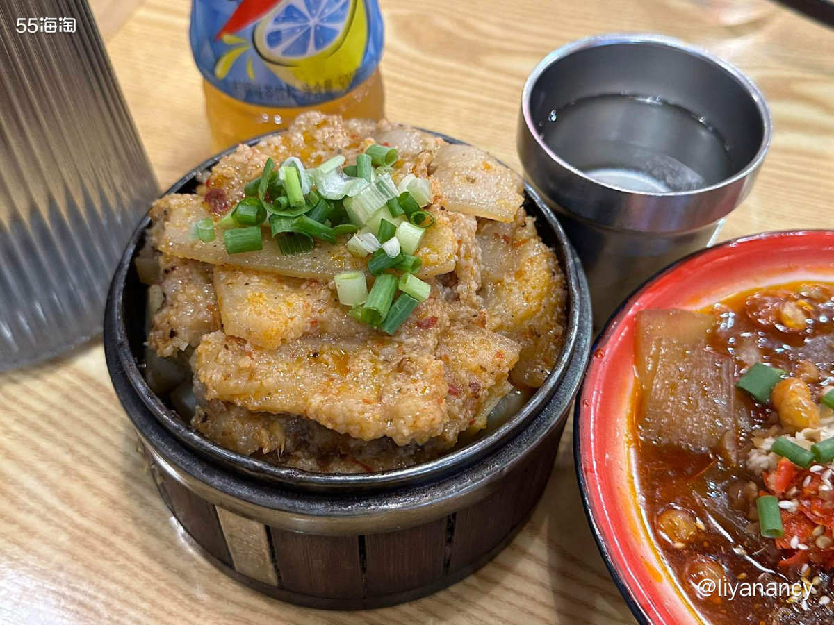 公园楼下的一家川味小吃店，有好味的成都串串🍢，此外店里还有