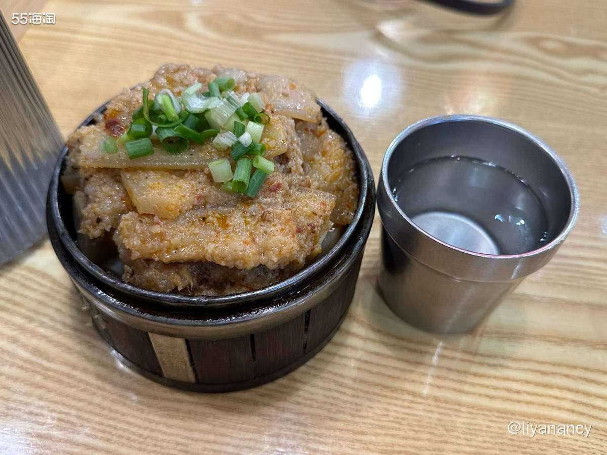 公园楼下的一家川味小吃店，有好味的成都串串🍢，此外店里还有