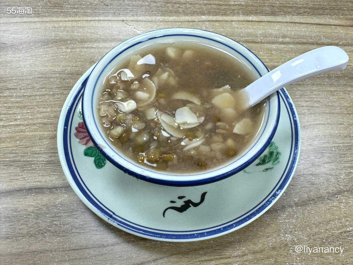 公园楼下的一家川味小吃店，有好味的成都串串🍢，此外店里还有