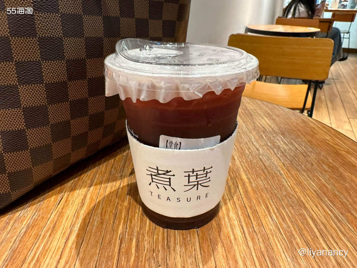 公园楼下的一家川味小吃店，有好味的成都串串🍢，此外店里还有