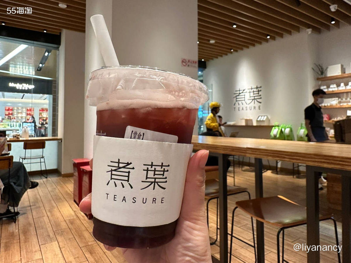 公园楼下的一家川味小吃店，有好味的成都串串🍢，此外店里还有