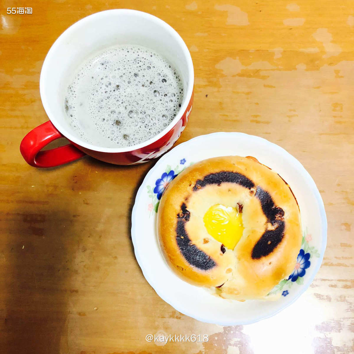 昨天点的奈雪的咖啡➕一个面包早餐套餐。正好到中午也不饿就喝了