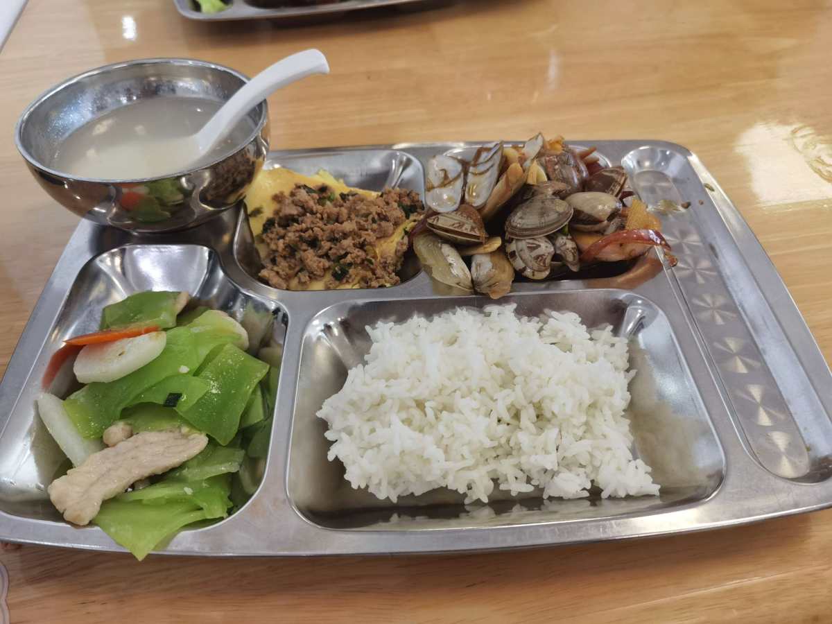🌸好久没去食堂吃饭了，今天听小jie妹说中午食堂有捞汁小海