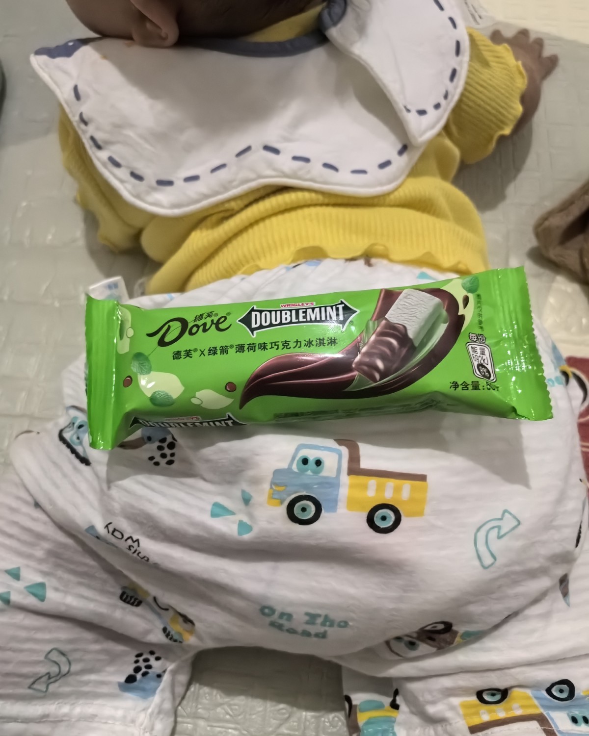 我一直挺喜欢吃薄荷巧克力了 这个是绿箭和德芙联名的巧克力冰淇
