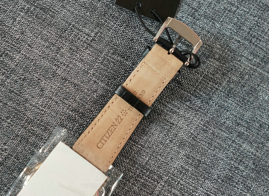 这款手表收到没多久，手表设计非常简洁简约，白色表盘配黑色鳄鱼