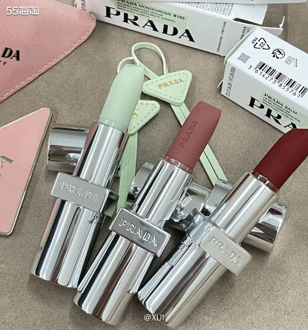 Prada去年开始进驻彩妆界，出了口红、粉底、妆前等等，它家
