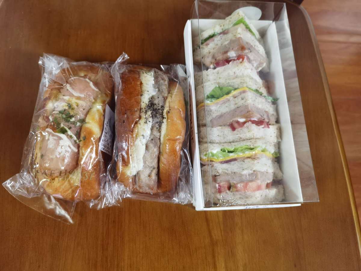 🌸图一是昨天上午的早饭，我吃的是田园三明，还挺好吃的，室友