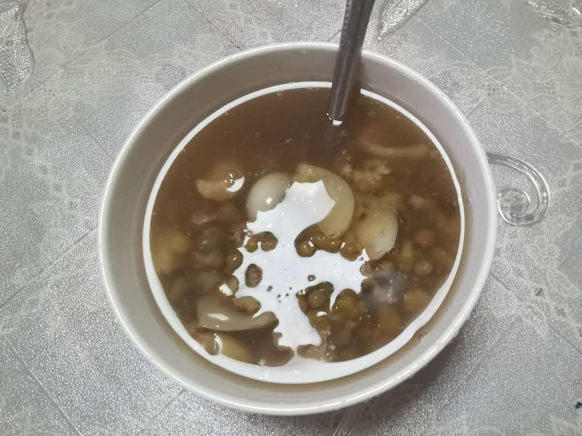 🌸图一是昨天上午的早饭，我吃的是田园三明，还挺好吃的，室友