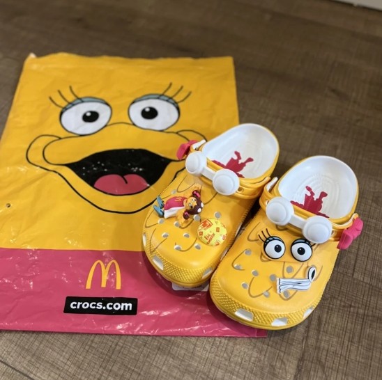 卡洛驰crocs这款麦当劳联名洞洞鞋，色调为金黄色，跟麦当劳