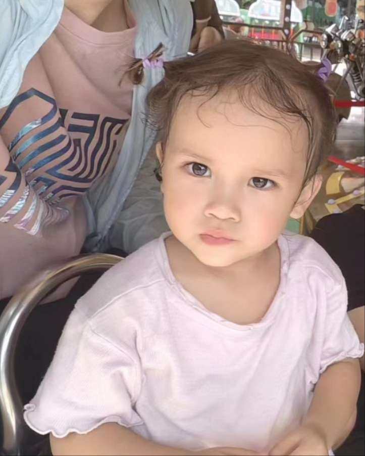 上午带我女儿去龙岗儿童乐园了，好不容易这边天气很好，就带她去