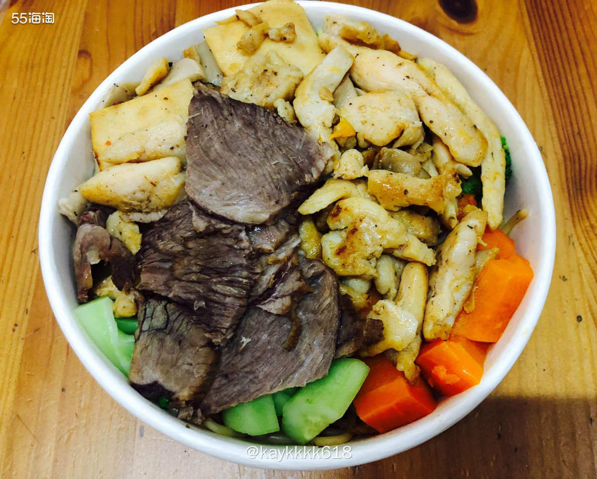昨天继续点了常点的那家轻食店，平时都点的五谷饭不想吃了，这次