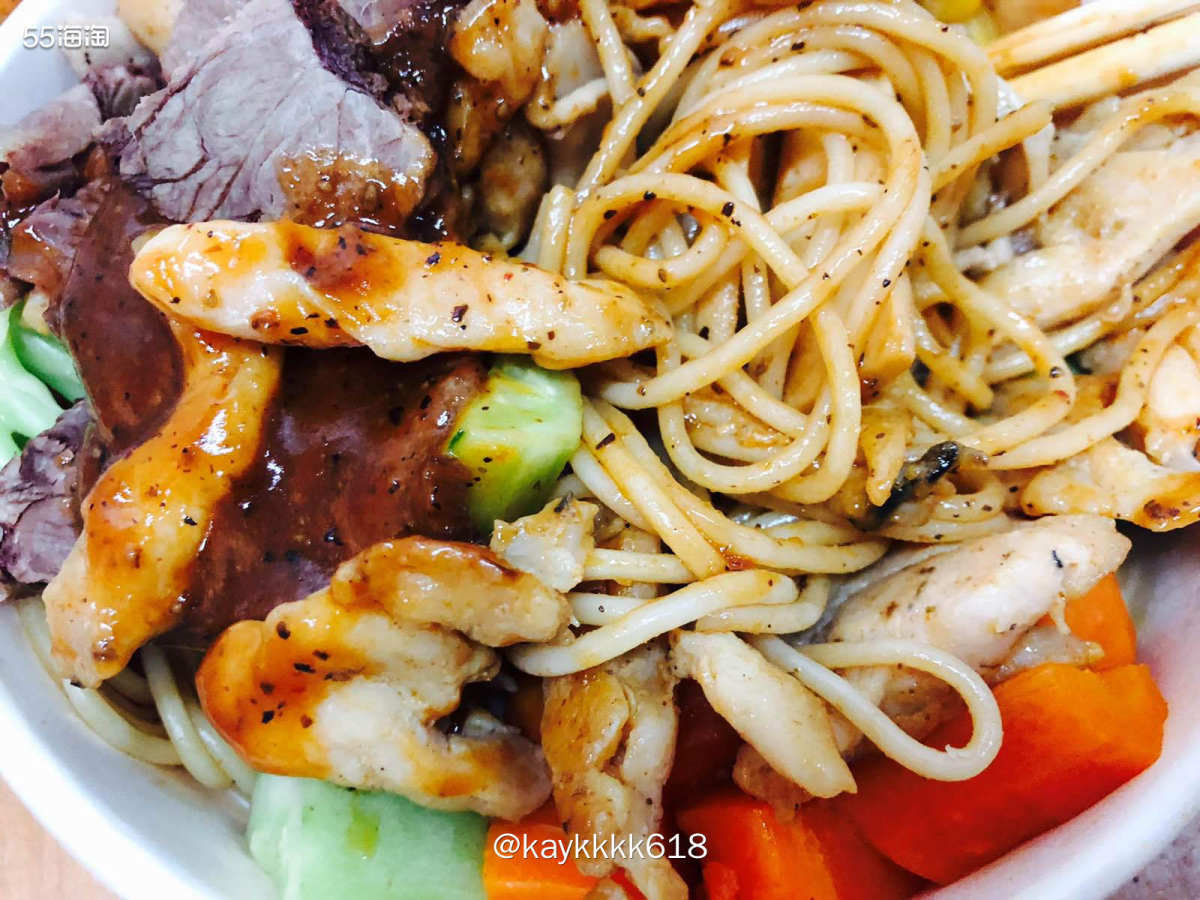 昨天继续点了常点的那家轻食店，平时都点的五谷饭不想吃了，这次