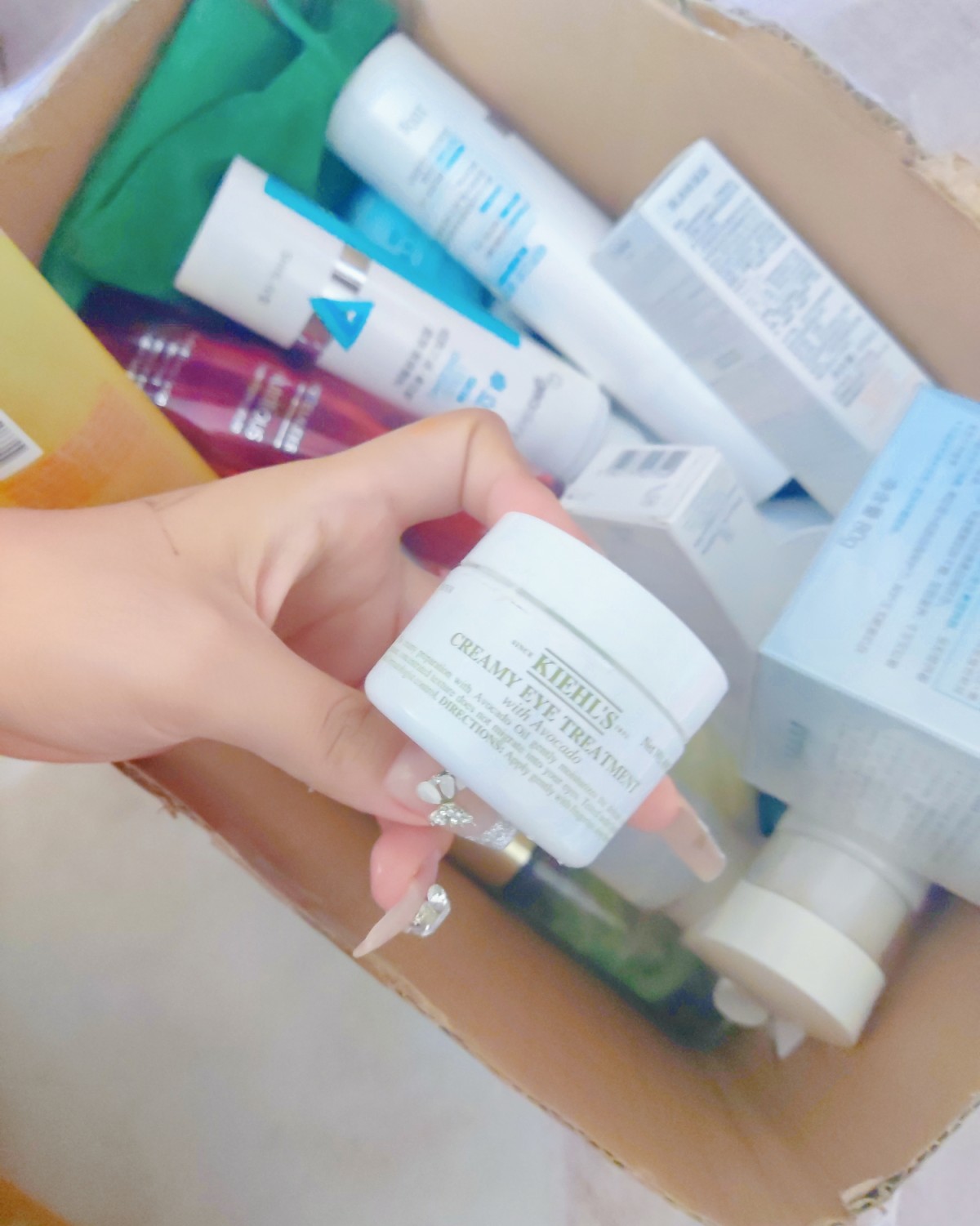 想起当年陷入护肤潮跟着各大主播博主买买买。买了三箱护肤品。到
