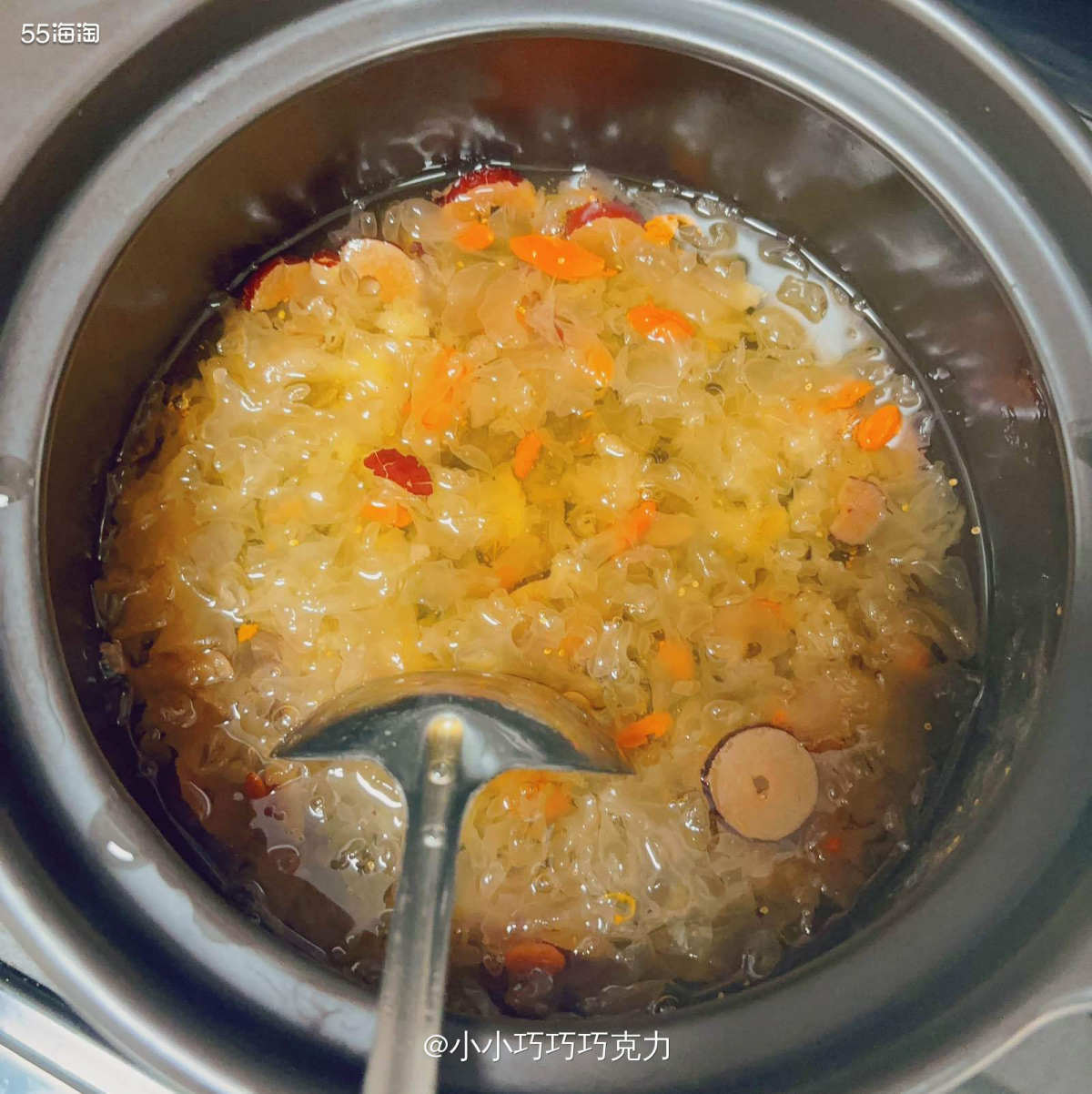 上次点外卖点了个银耳羹感觉还不错，想着周末有时间就自己熬点，