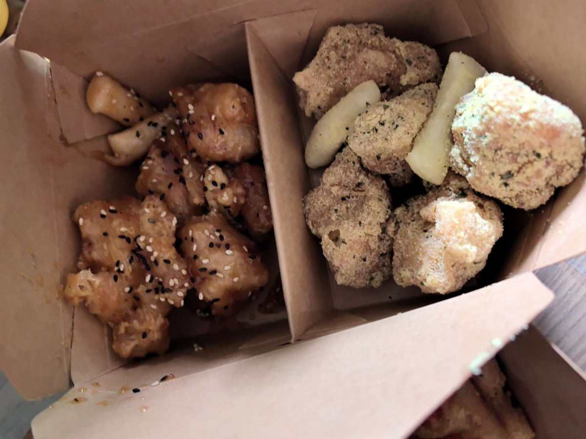 下午茶不知道吃啥，随便点了炸鸡和几块 吃这些还是现场吃好点了