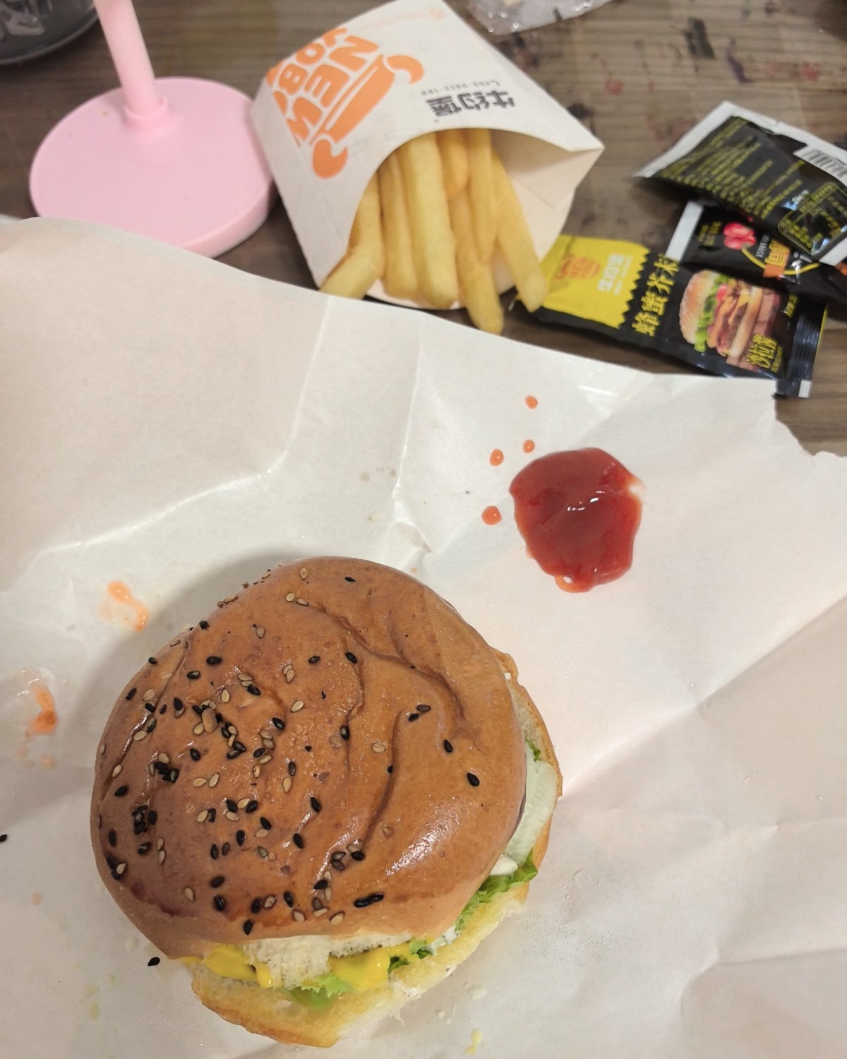 晚上吃的是汉堡套餐 这个店叫牛约堡，套餐里面有薯条+汉堡 汉