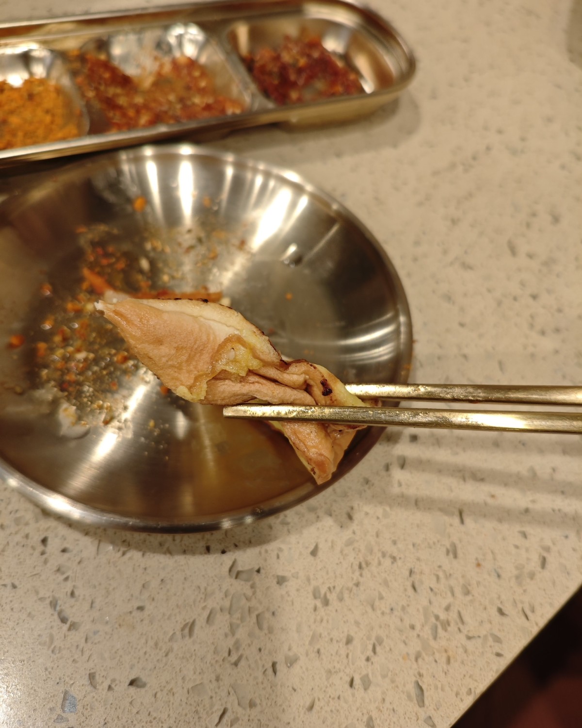 我家附近开了个安三胖韩式料理店，昨天朋友来了，就一起去吃烤肉