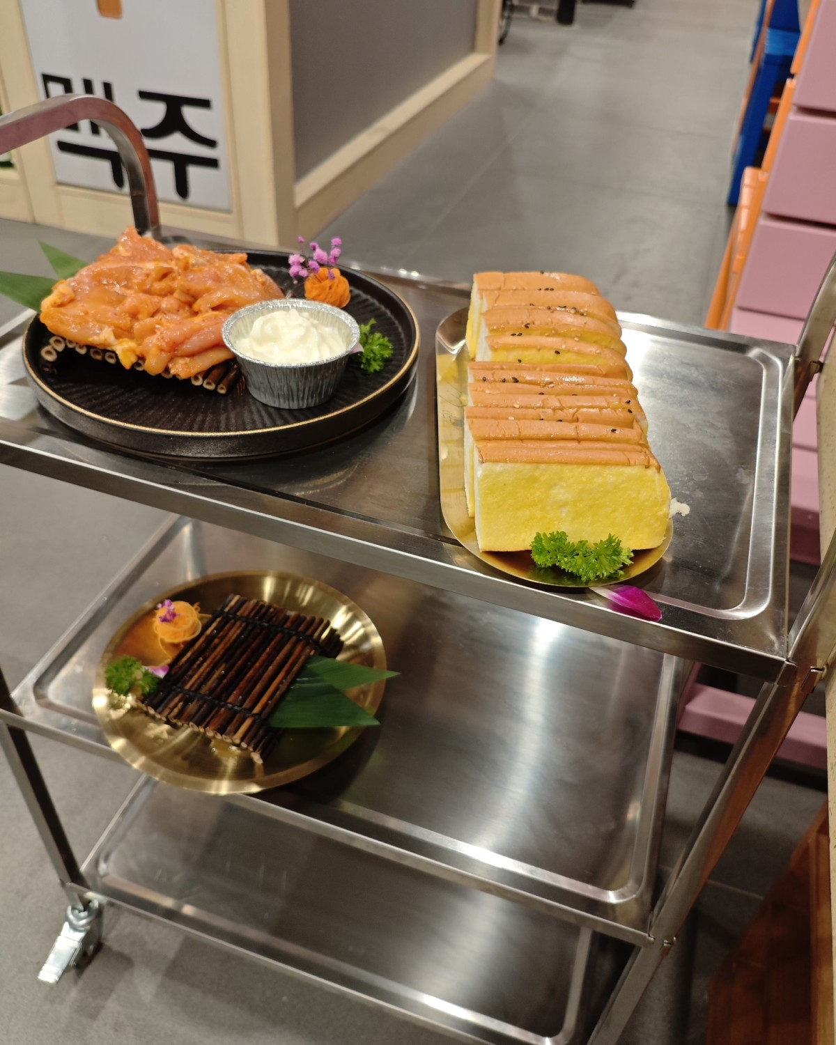我家附近开了个安三胖韩式料理店，昨天朋友来了，就一起去吃烤肉