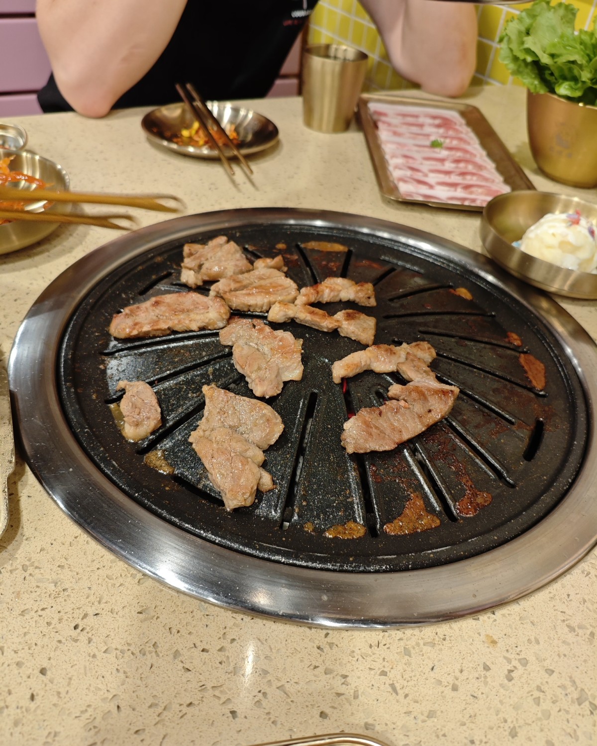 我家附近开了个安三胖韩式料理店，昨天朋友来了，就一起去吃烤肉