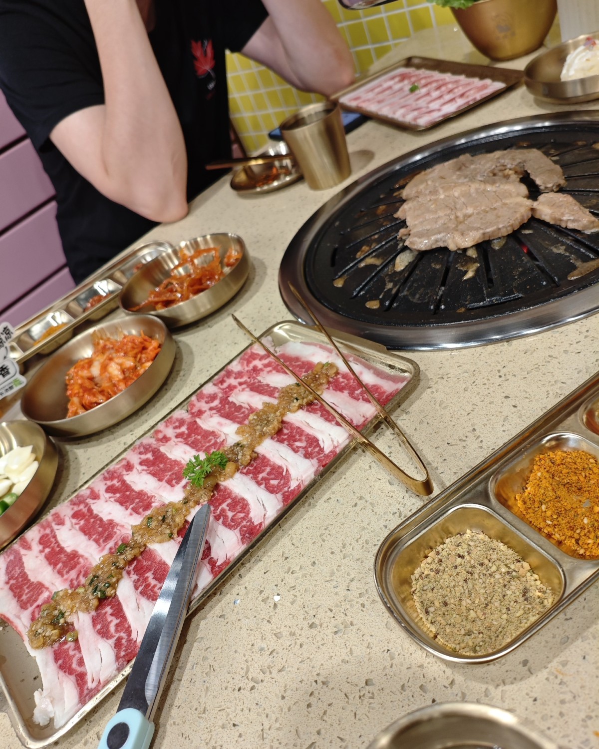 我家附近开了个安三胖韩式料理店，昨天朋友来了，就一起去吃烤肉