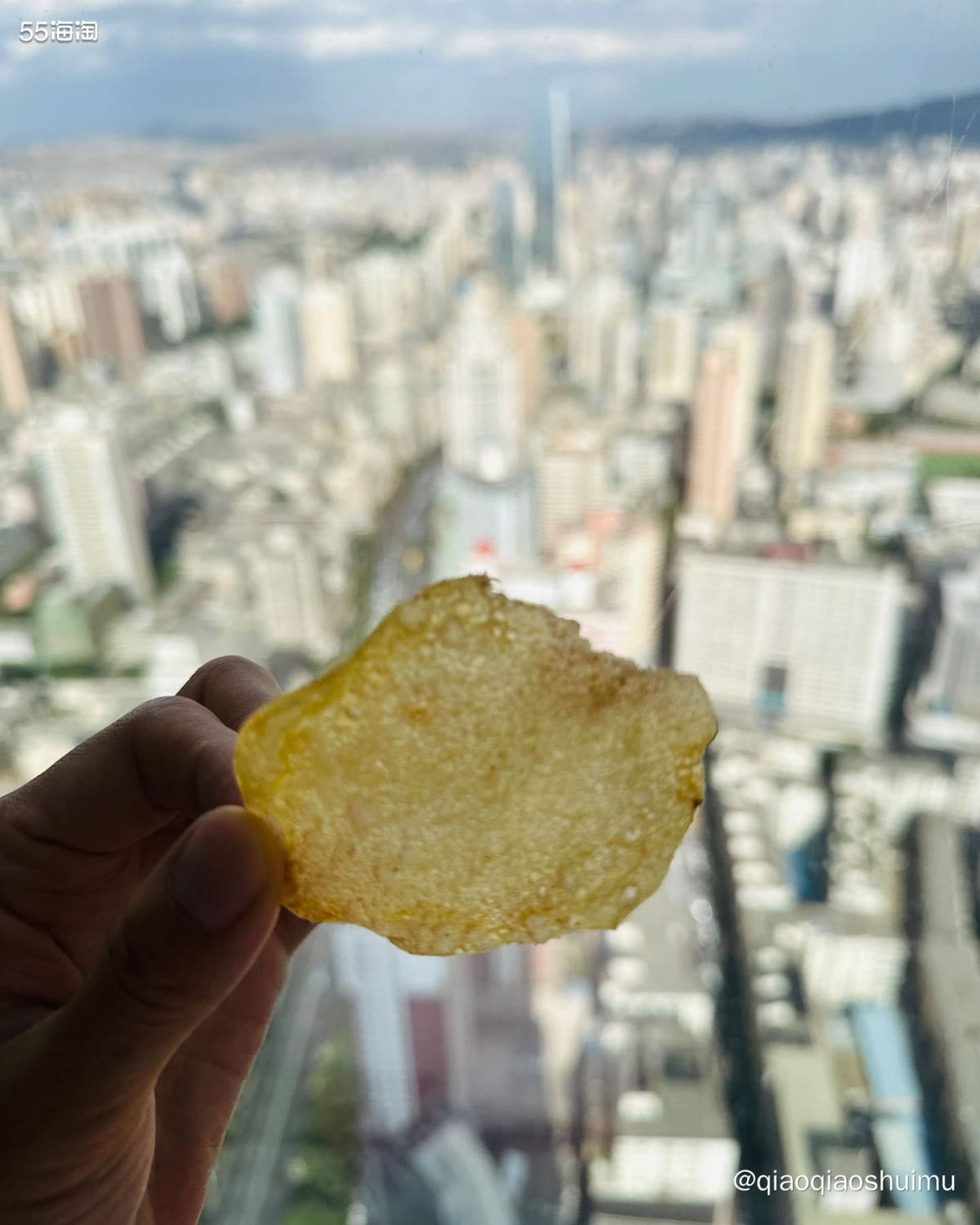 洋芋片也算是兰州特产吧～ 花20多块买了两大包，比薯片好吃，