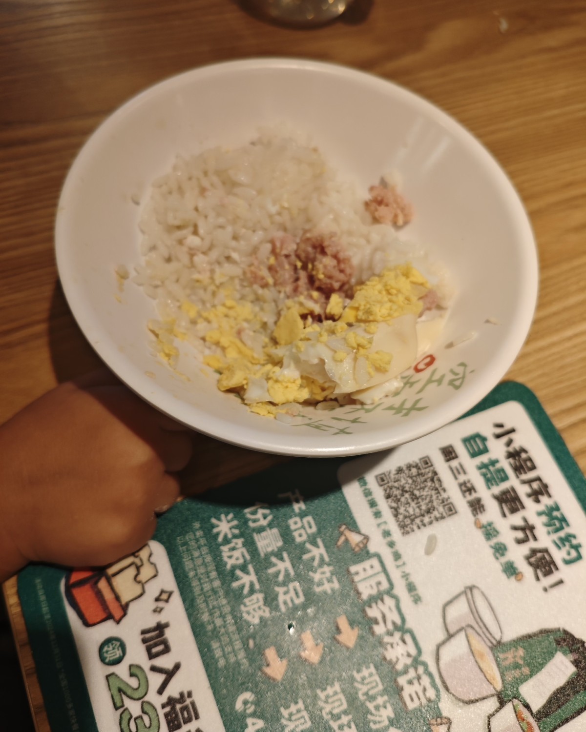 周天上午带我女儿去商场玩，她玩的很开心，太空泥开小车都玩了，